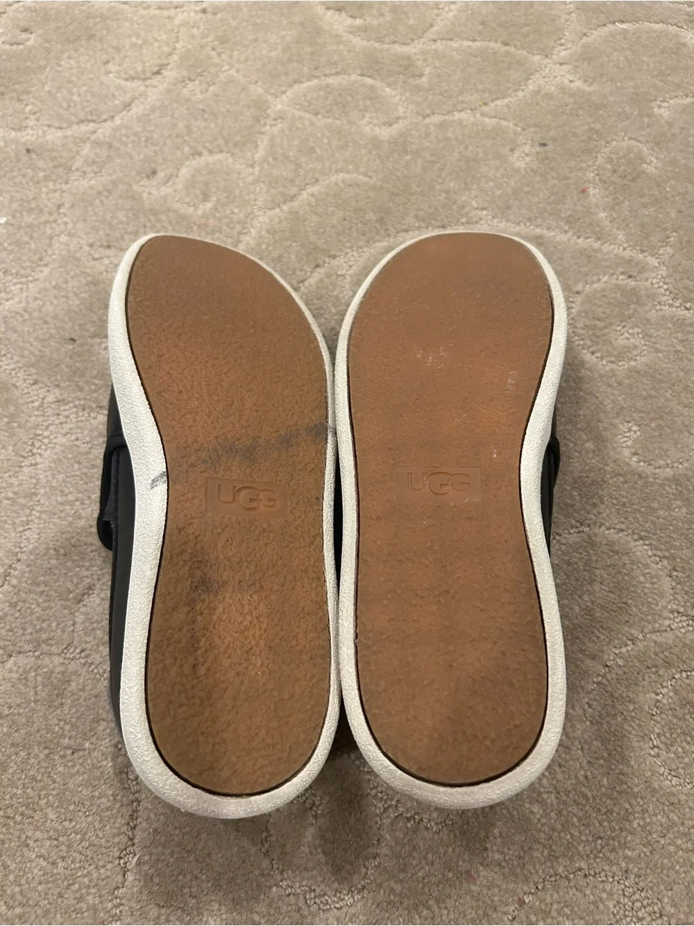 UGG Cas slip-on sneakers in black Sz 8